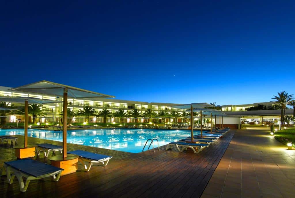 Piscina iluminada do Grand Palladium Palace Ibiza Resort & Spa