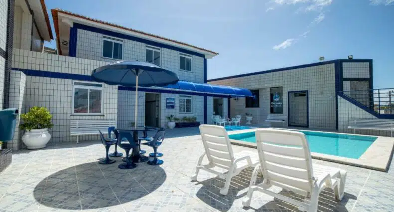 Área comum do Hotel Pousada do Farol, uma das indicações de pousadas em Aracaju, com piscina a céu aberto