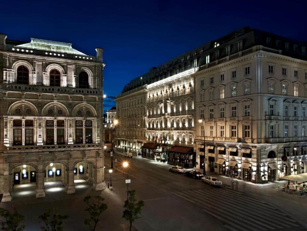 Rua e prédio do Hotel Sacher Wien, em Viena