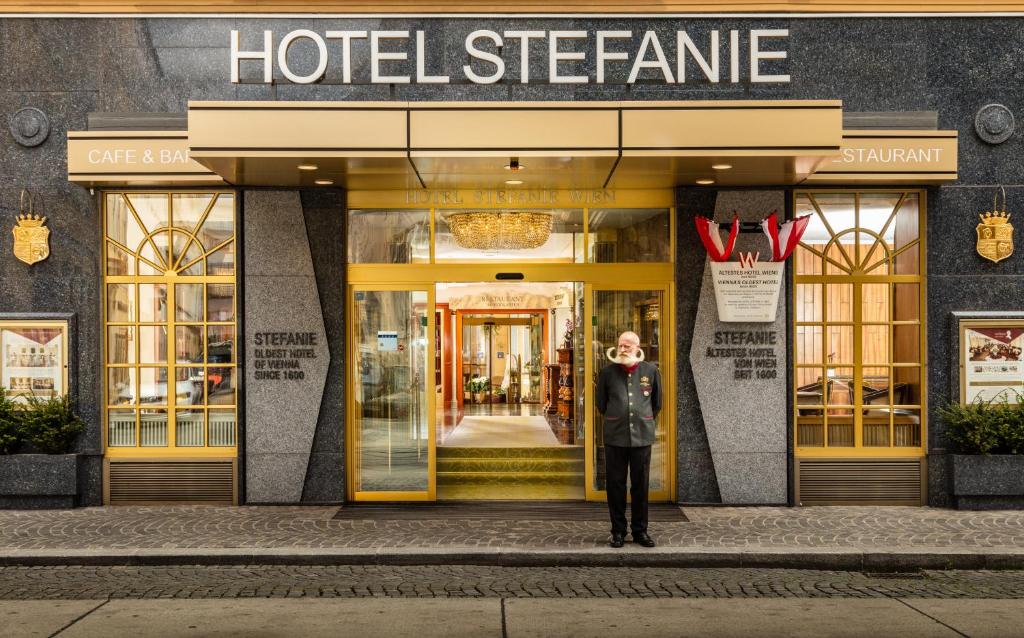 Fachada e funcionário do Hotel Stefanie, em Viena