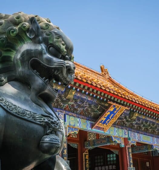 monumento de bronze da leoa guardiã do palácio imperial na cidade de Pequim, China