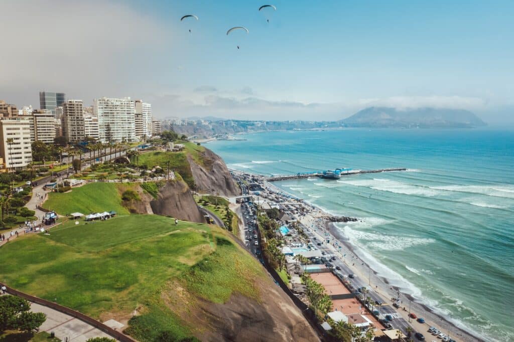 Vista beira-mar do bairro Miraflores, em Lima
