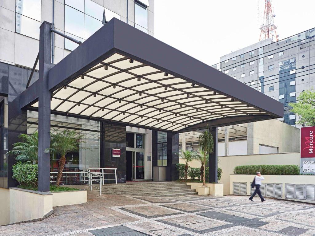 Fachada do Mercure São Paulo Paulista, um dos hotéis perto da Avenida Paulista