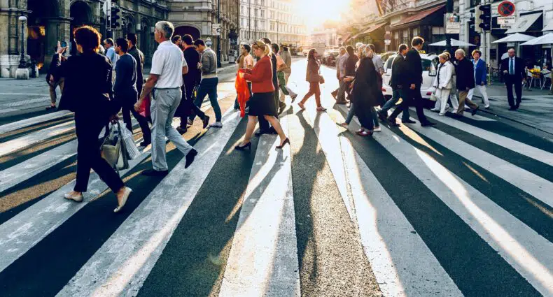 Pessoas andando em faixa de pedestres de Viena, na Áustria, ilustrando o post sobre os seguros My Travel Assist