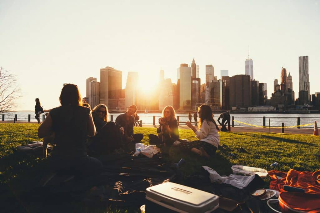 Pessoas sentadas na grama no Brooklyn Bridge Park