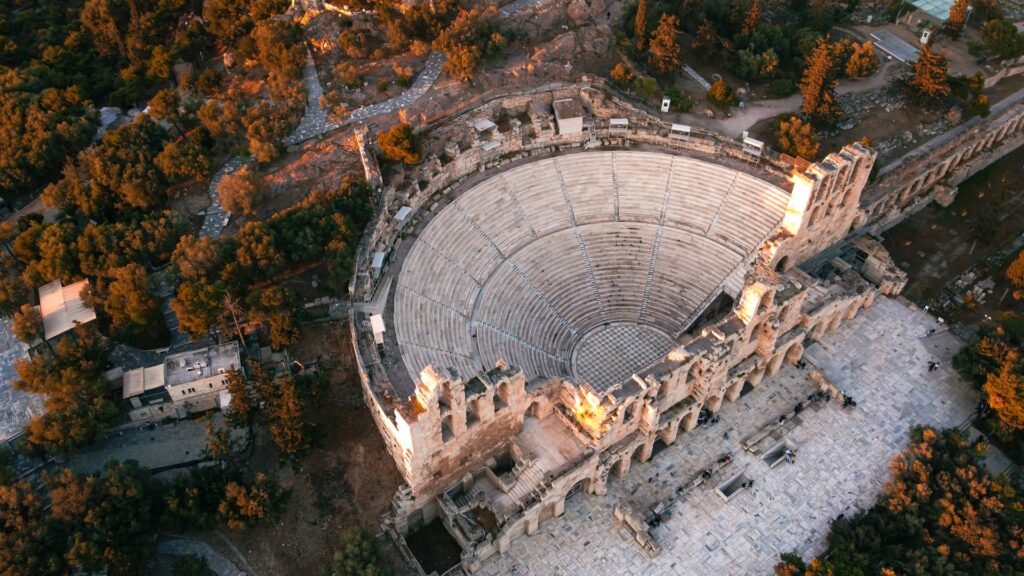 vista de cima do Odeão de Herodes Ático que pode ser visitado com o seguro viagem Atenas