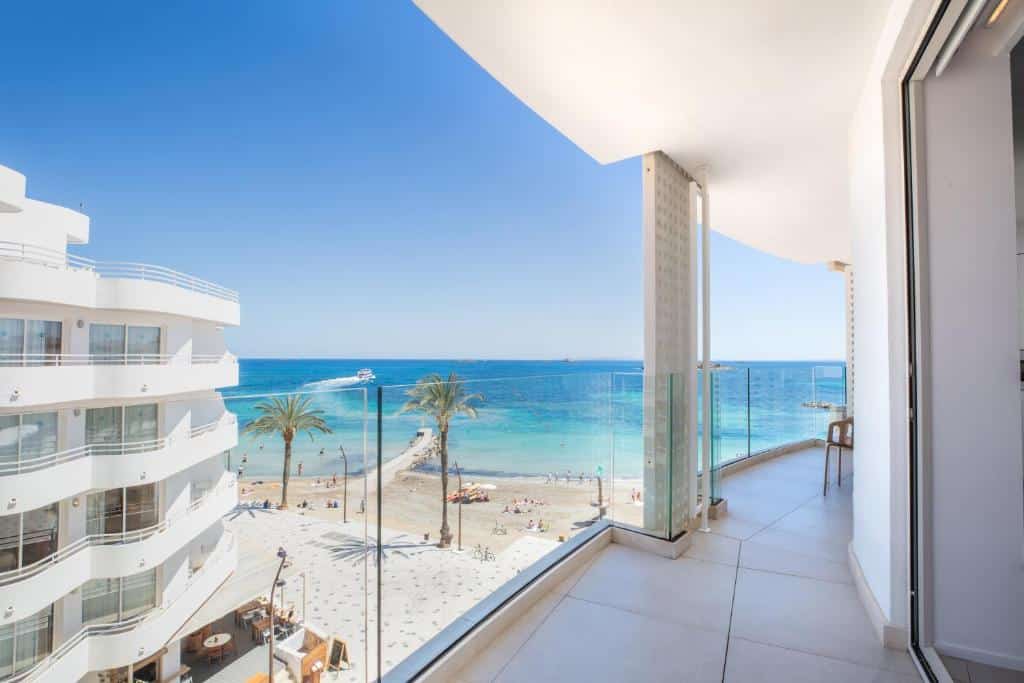 Varanda de um do One Ibiza Suites, com vista para o mar