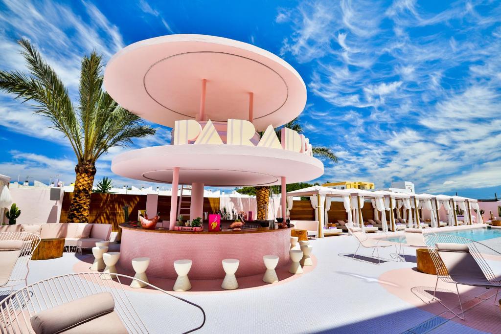 Área externa com bar, piscina e cadeiras do Paradiso Ibiza Art Hotel