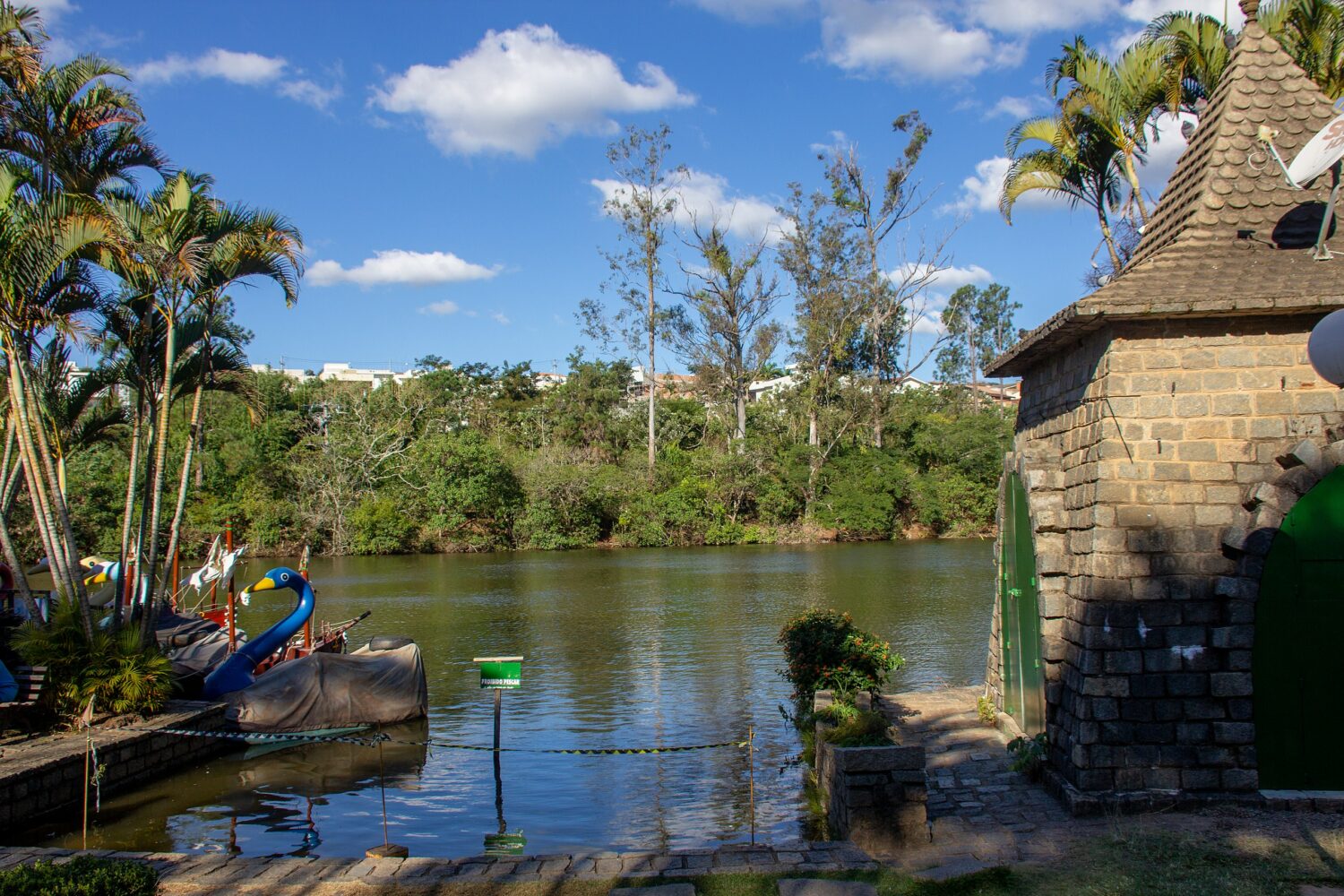 Parque Edmundo Zanoni, em Atibaia, com pedalinho em lago, ilustrando o post de pousadas em Atibaia