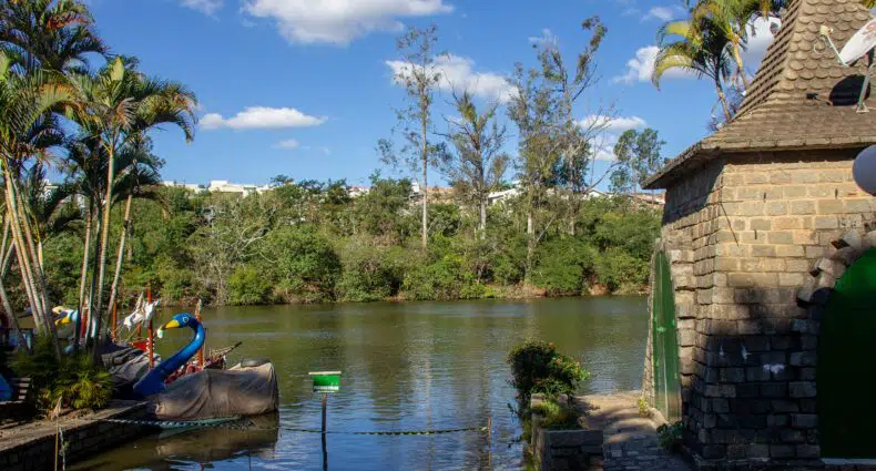Parque Edmundo Zanoni, em Atibaia, com pedalinho em lago, ilustrando o post de pousadas em Atibaia