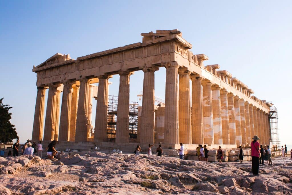 fim de tarde no Partenon que pode ser visitado com o seguro viagem Atenas
