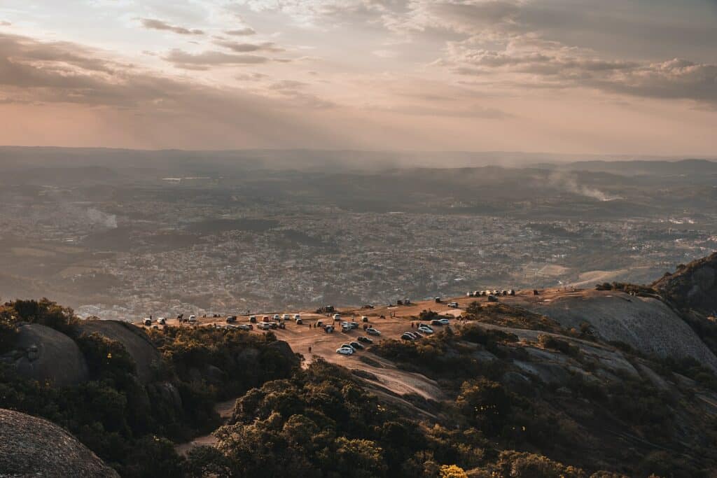 Vista do alto da Pedra Grande para a cidade de Atibaia, ilustrando o post de Pousadas em Atibaia