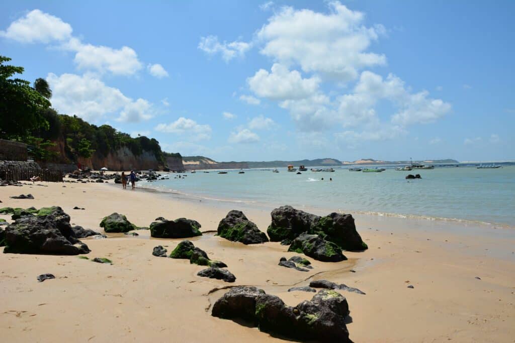 Praia localizada em Pipa