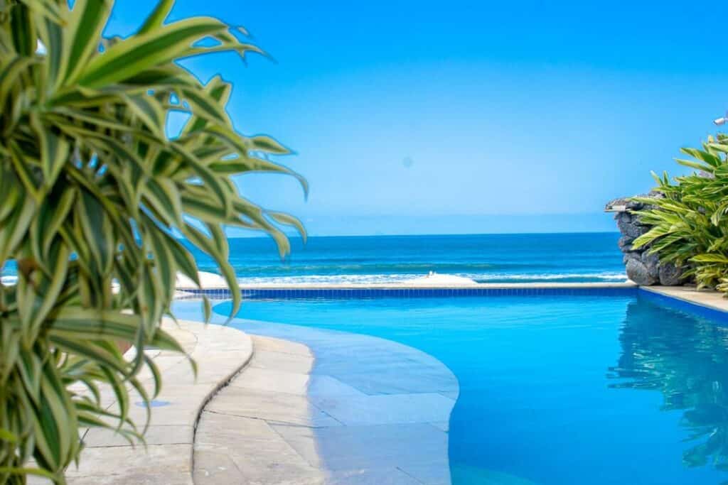piscina com vista para o mar do Juquehy La Plage Hotel