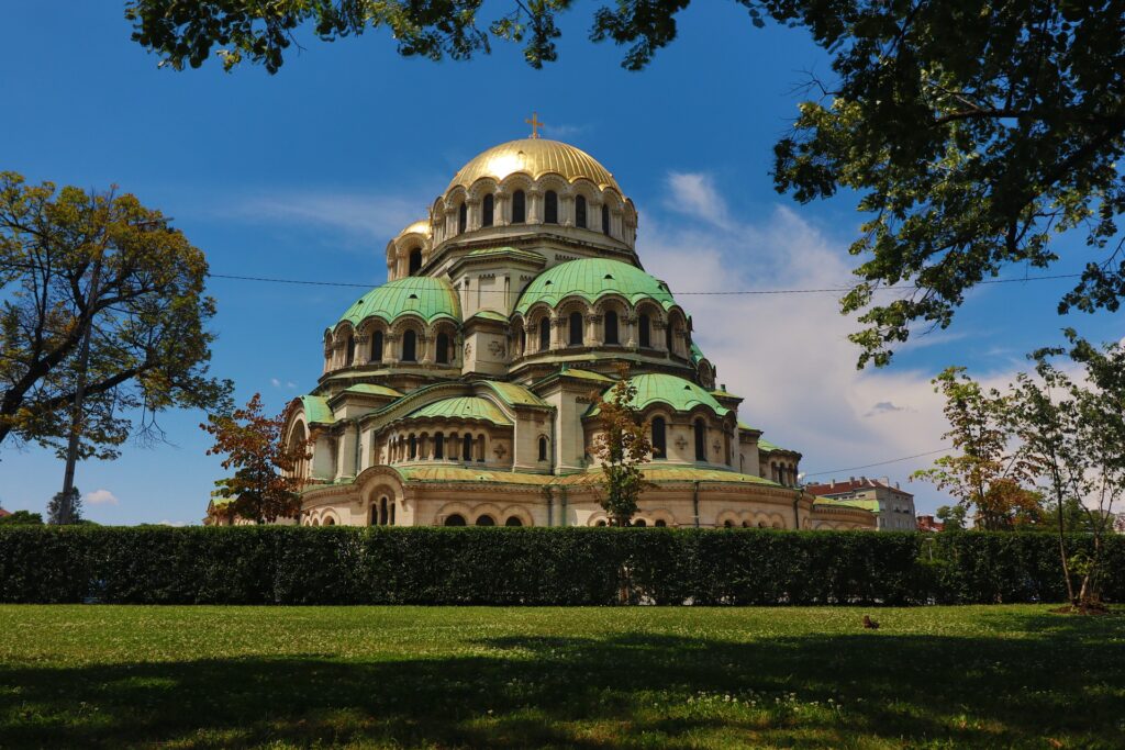 Igreja Ortodoxa em Sofia na Bulgária com um lindo e extenso jardim em um dia ensolarado.