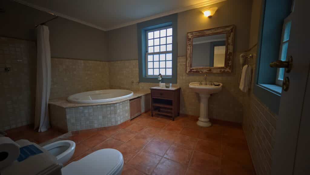 Banheiro com banheira no quarto Luxo Família