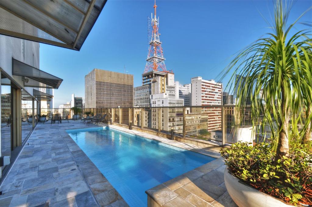 Piscina com vista no terraço, num dos hotéis perto da Avenida Paulista, o Transamerica Executive Paulista