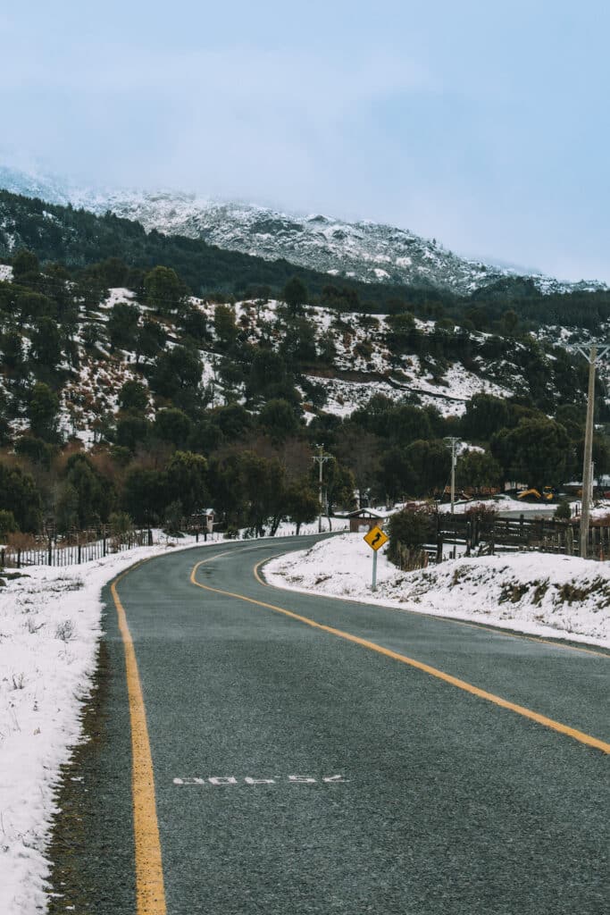 Estrada em meio à Patagônia Chilena, com vista para as montanhas geladas da Cordilheira dos Andes