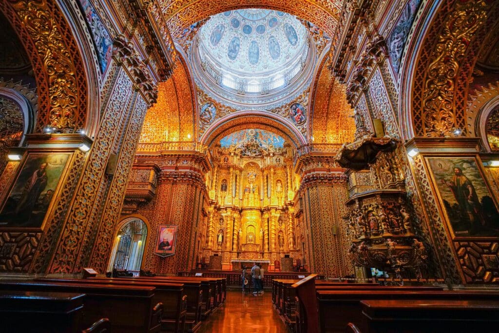 interior da Iglesia de La Compañía que pode ser visitada com o seguro viagem Quito