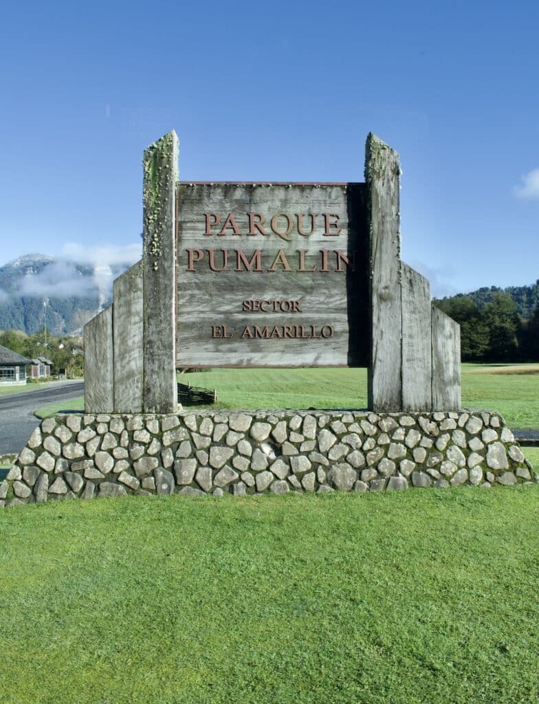 Placa de entrada no Parque Pumalín