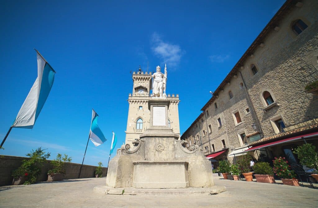 monumento na Piazza della Libertá que pode ser visitada com o seguro viagem San Marino