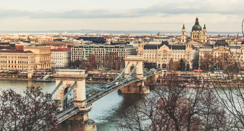 Ponte Széchenyi Lánchíd que liga as duas partes de Budapeste