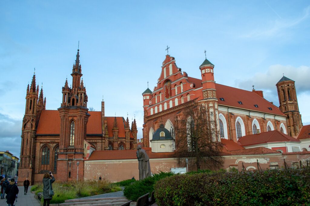 arquitetura barroca que pode ser visitada com o seguro viagem Lituânia