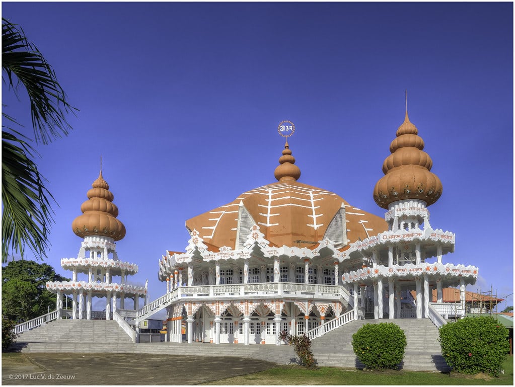 Fachada do Templo Arya Dewaker em um dia ensolarado. Associação hindu que construiu o maior mandir do Suriname.