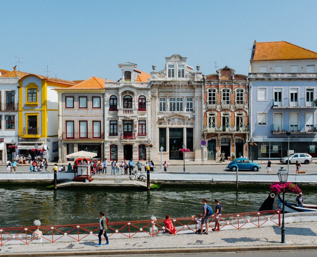 Casinhas coloridas em Aveiro, uma das cidades lusas que ilustram o guia de "quanto custa seguro viagem para Portugal"
