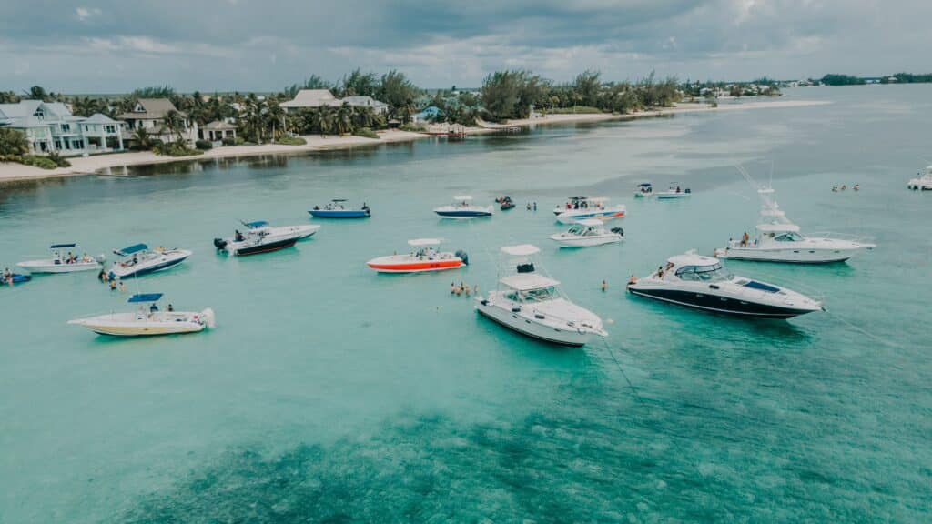 Vista de barcos ao mar em Ilhas Cayman - Representa seguro viagem Ilhas Cayman