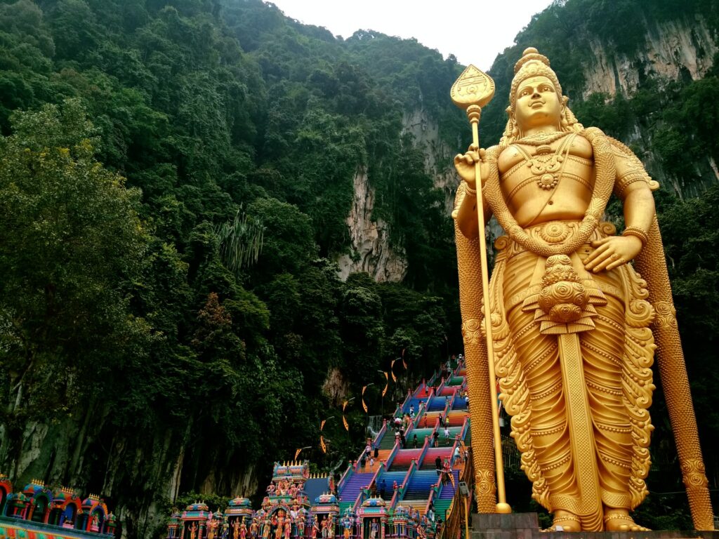 estátua no templo em Batu Caves que pode ser visitado com o seguro viagem Malásia