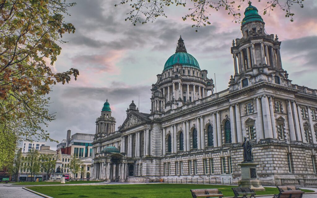 fachada do Belfast City Hall em Belfast na Irlanda do Norte