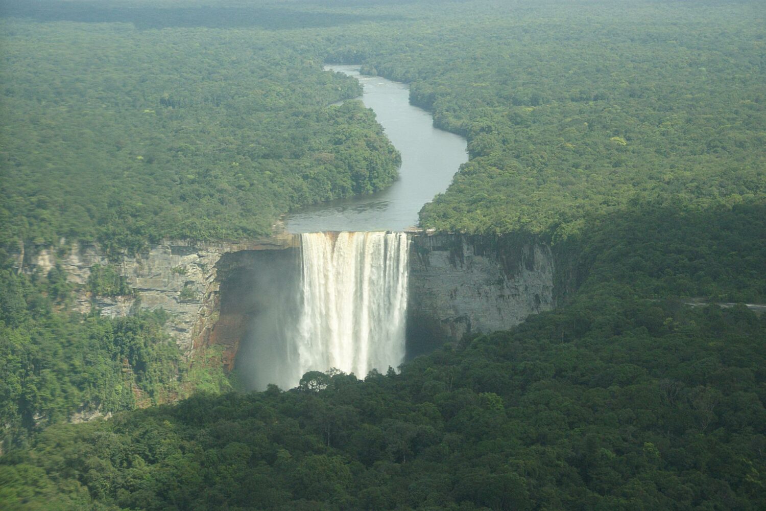 Cachoeira Kauieuter em Guiana - Foto: Jodeko via Pixabay