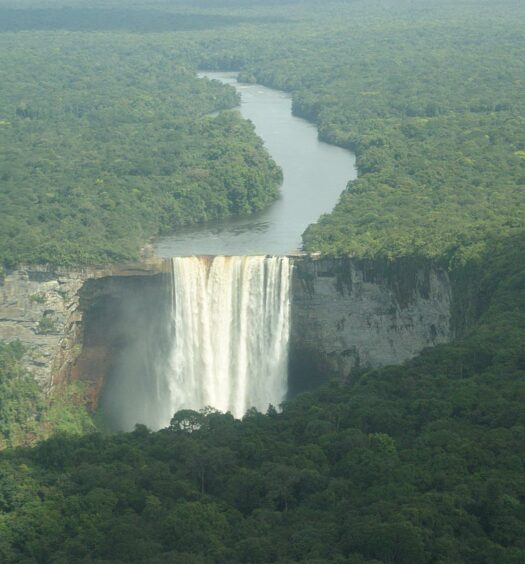 Cachoeira Kauieuter em Guiana - Foto: Jodeko via Pixabay