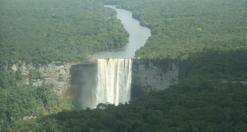 Cachoeira Kauieuter em Guiana - Foto: Jodeko via Pixabay