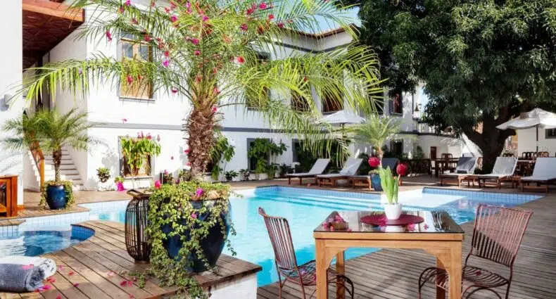 Piscina e parte do casario colonial onde funciona o Hotel Boutique Casa de Santo Antônio, na Parnaíba (PI)