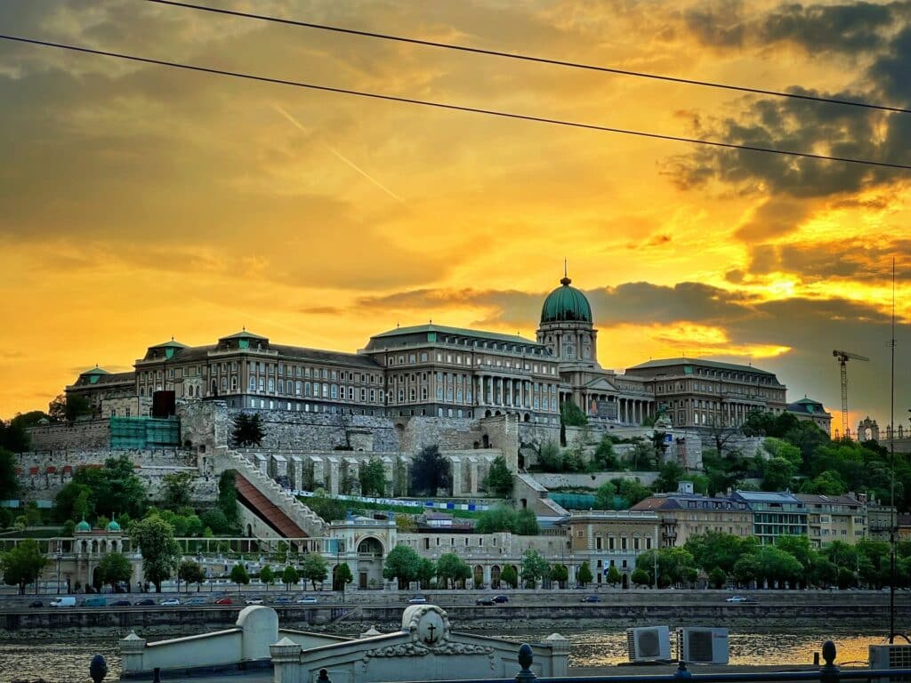 vista do Castelo de Buda ao pôr do sol que pode ser visitado com o seguro viagem Budapeste