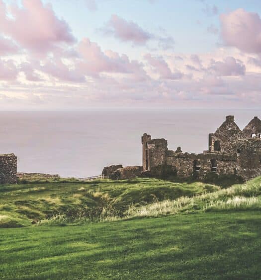 vista do Castelo de Dunluce na Irlanda do Norte