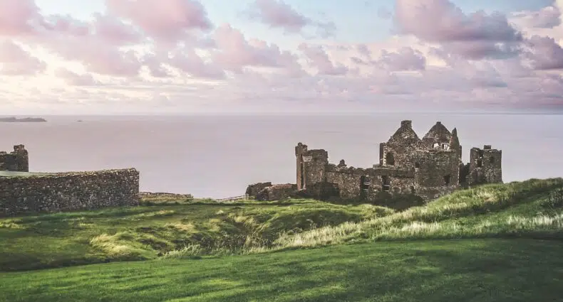 vista do Castelo de Dunluce na Irlanda do Norte