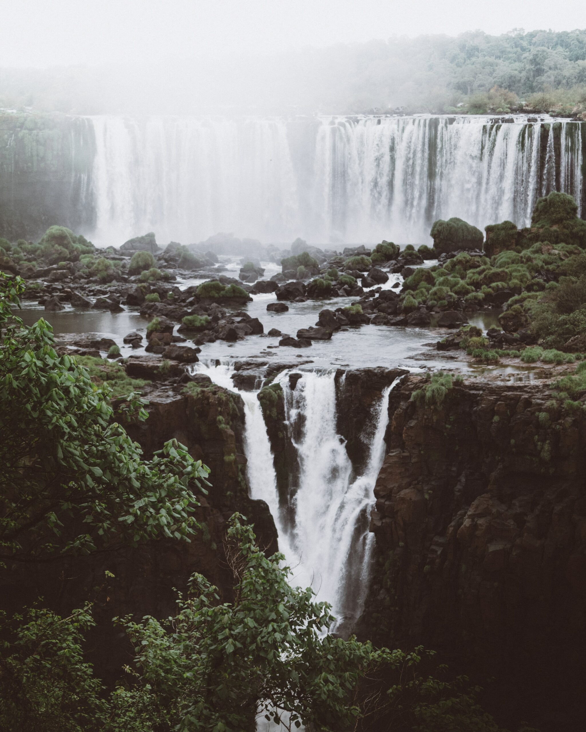 quedas da água da Cataratas do Paraguai com bastante vegetação natural ao redor