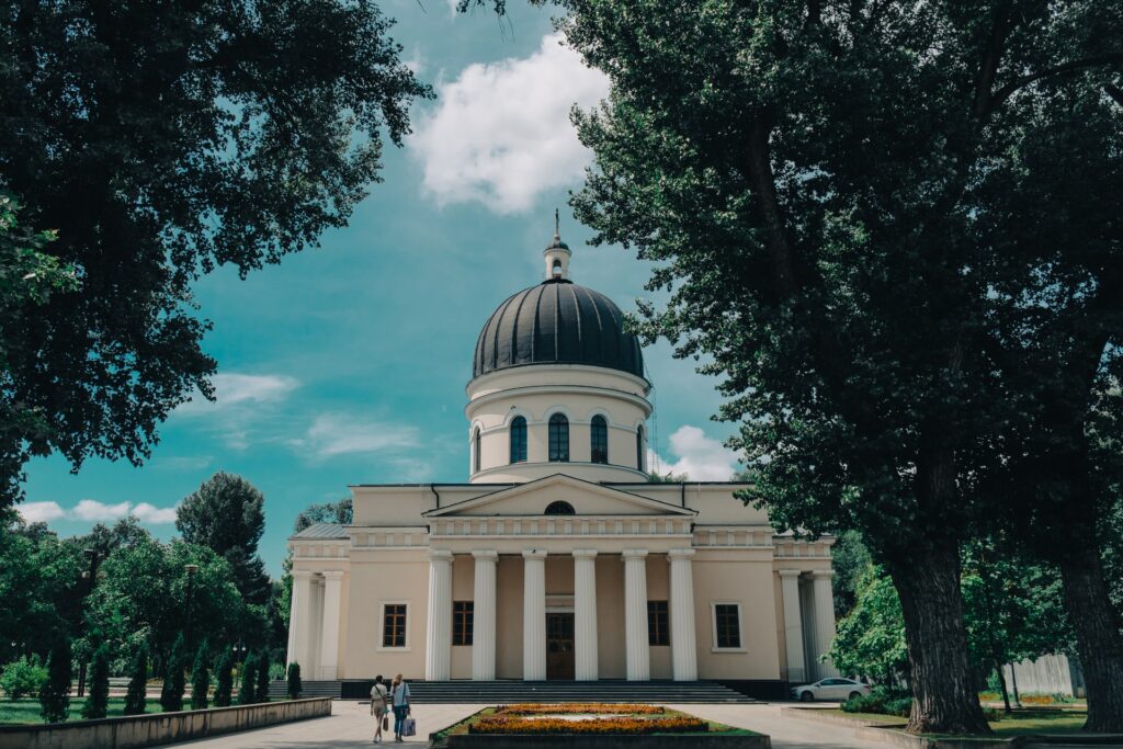 vista da fachada da Catedral Metropolitana de Chisinau que pode ser visitada com o seguro viagem Moldávia