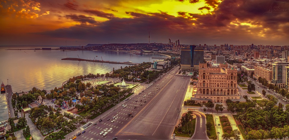Vista Panorâmica da cidade de Baku, capital do Azerbaijão sob o pôr do sol - Foto: faiknagiyev via Pixabay