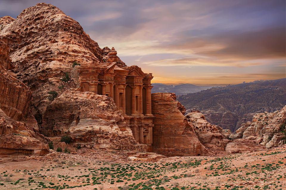 construção arquitetônica na rocha no meio do deserto de Petra, na Jordânia
