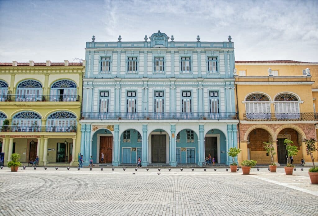 Edifícios coloridos em Havana