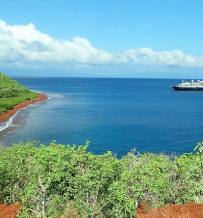 Vista da Ilha de Rábida, em Galápagos