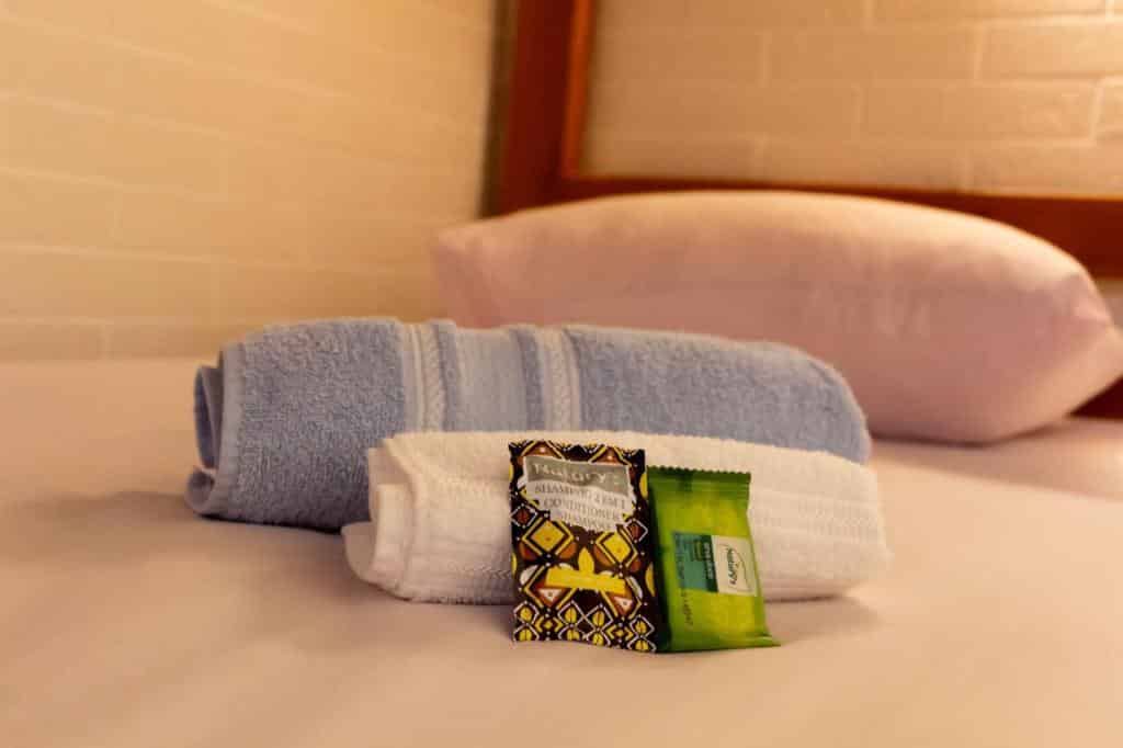 Detalhe de toalhas e amenidades na cama do Hostel B2B SP