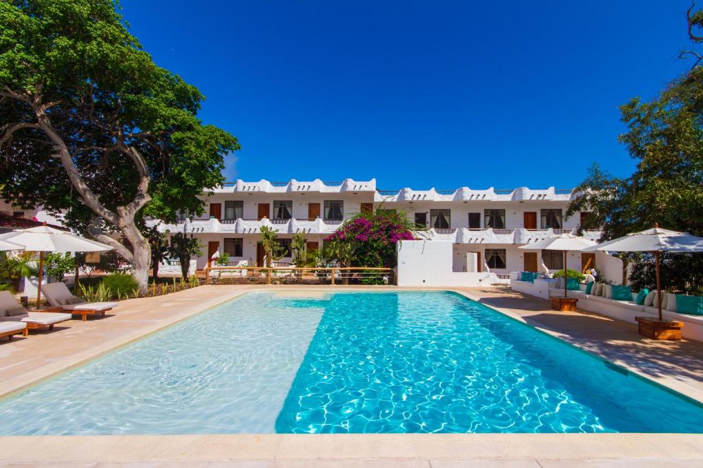 Área externa com piscina do Hotel Fiesta, em Galápagos