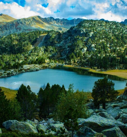 lago em meio à natureza em Andorra