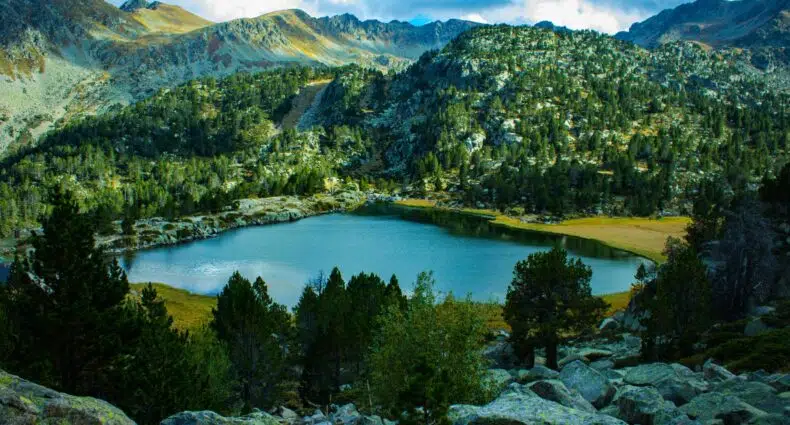 lago em meio à natureza em Andorra