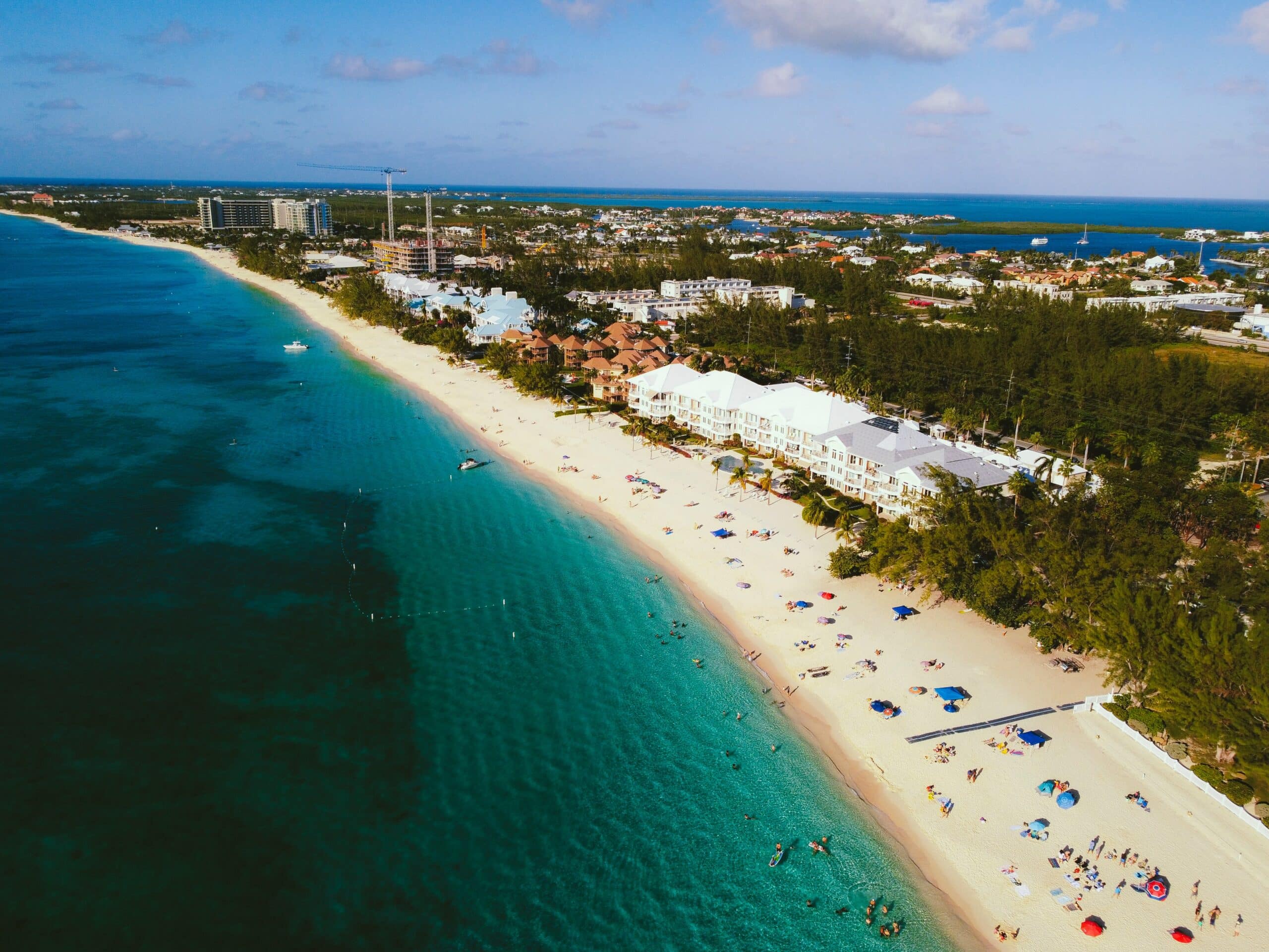 Vista de cima das  Ilhas Cayman com mar azul turquesa - Representa seguro viagem Ilhas Cayman